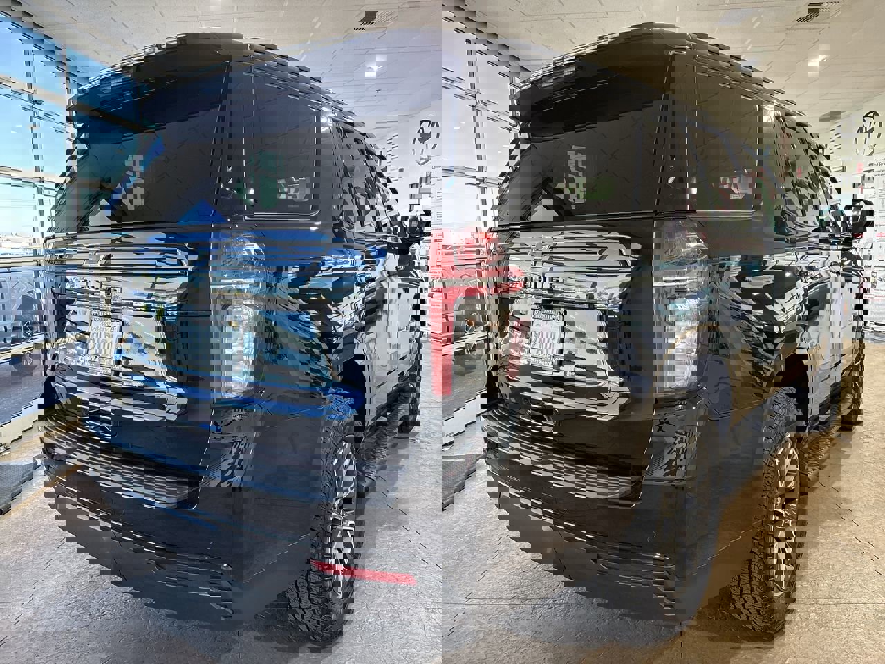 Used 2024 Chevrolet Tahoe Z71 w/ Luxury Package image 2