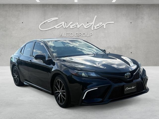 Used 2022 Toyota Camry SE FWD image 2