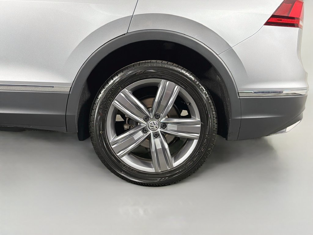 Used 2020 Volkswagen Tiguan SEL AWD/4WD image 31