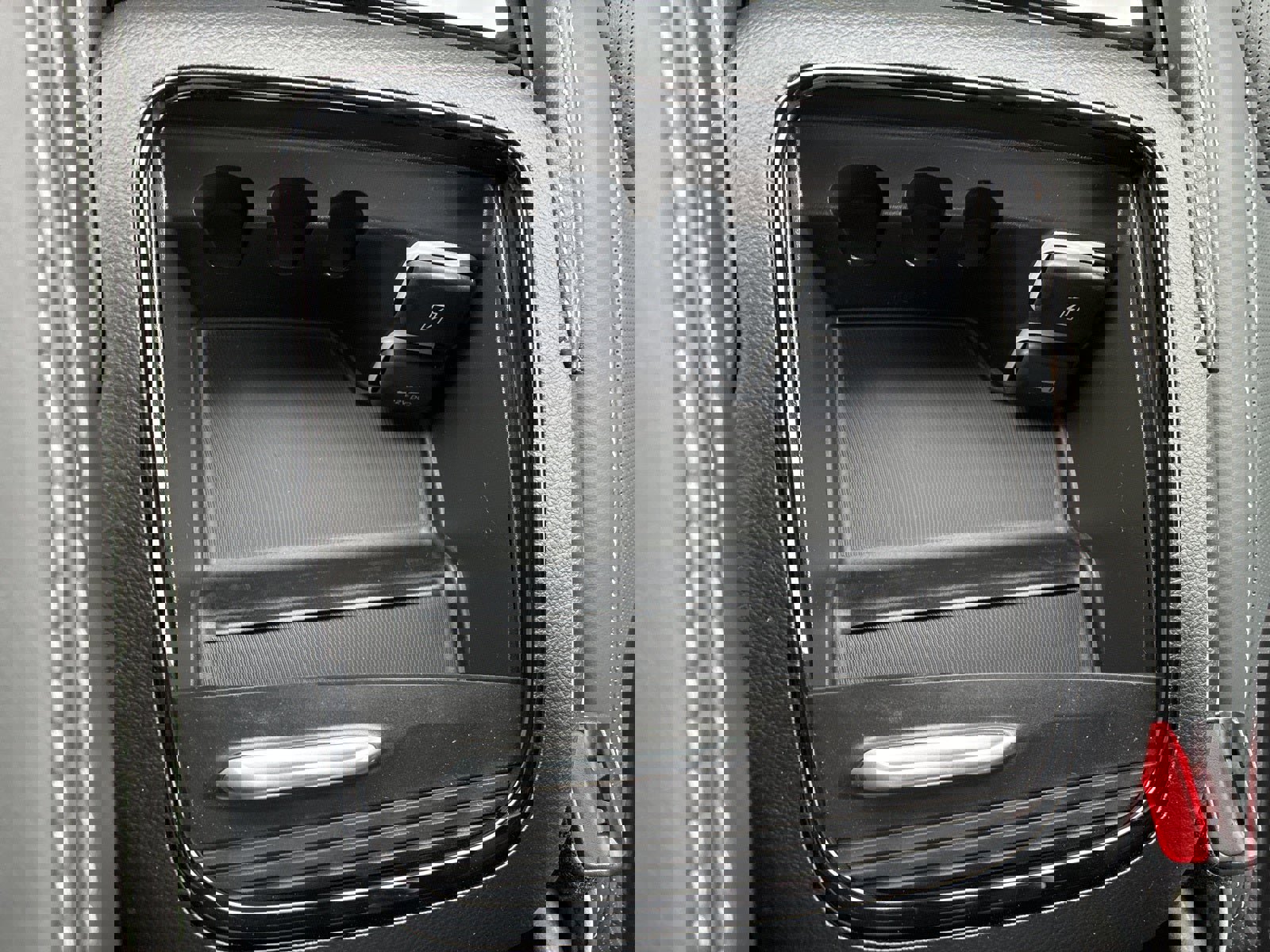 New 2026 Chrysler Pacifica Limited w/ Uconnect Theater Family Group image 28