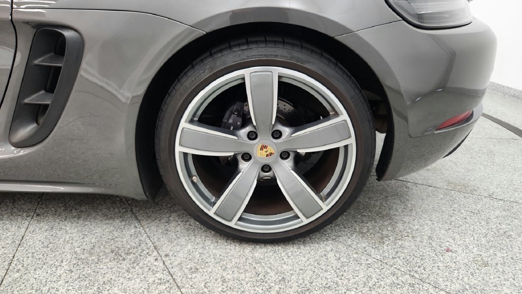 Used 2022 Porsche 718 Boxster RWD image 16