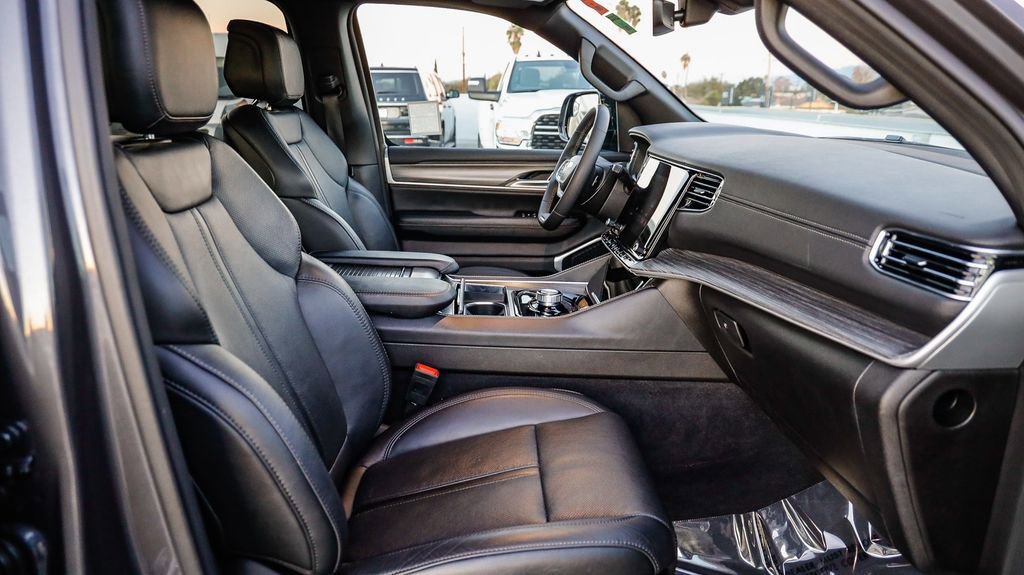 Certified 2024 Jeep Wagoneer L Series II w/ Flexible Seating Group image 17