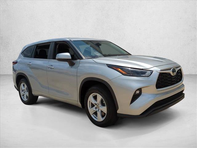 Used 2024 Toyota Highlander LE FWD image 3