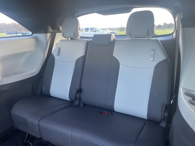 Used 2022 Toyota Sienna XSE image 11