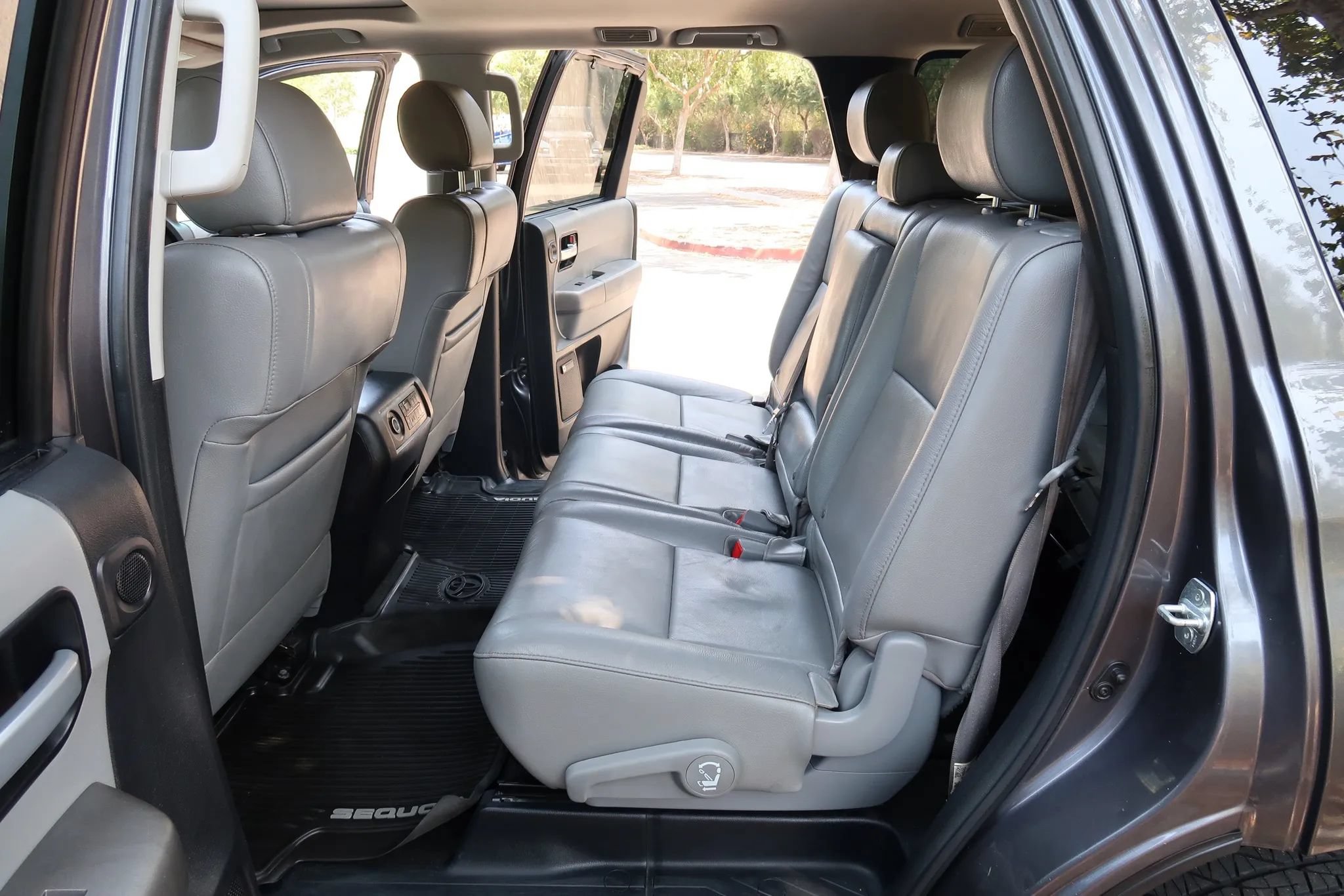 Used 2017 Toyota Sequoia Limited w/ Safety & Convenience Package AWD/4WD image 21
