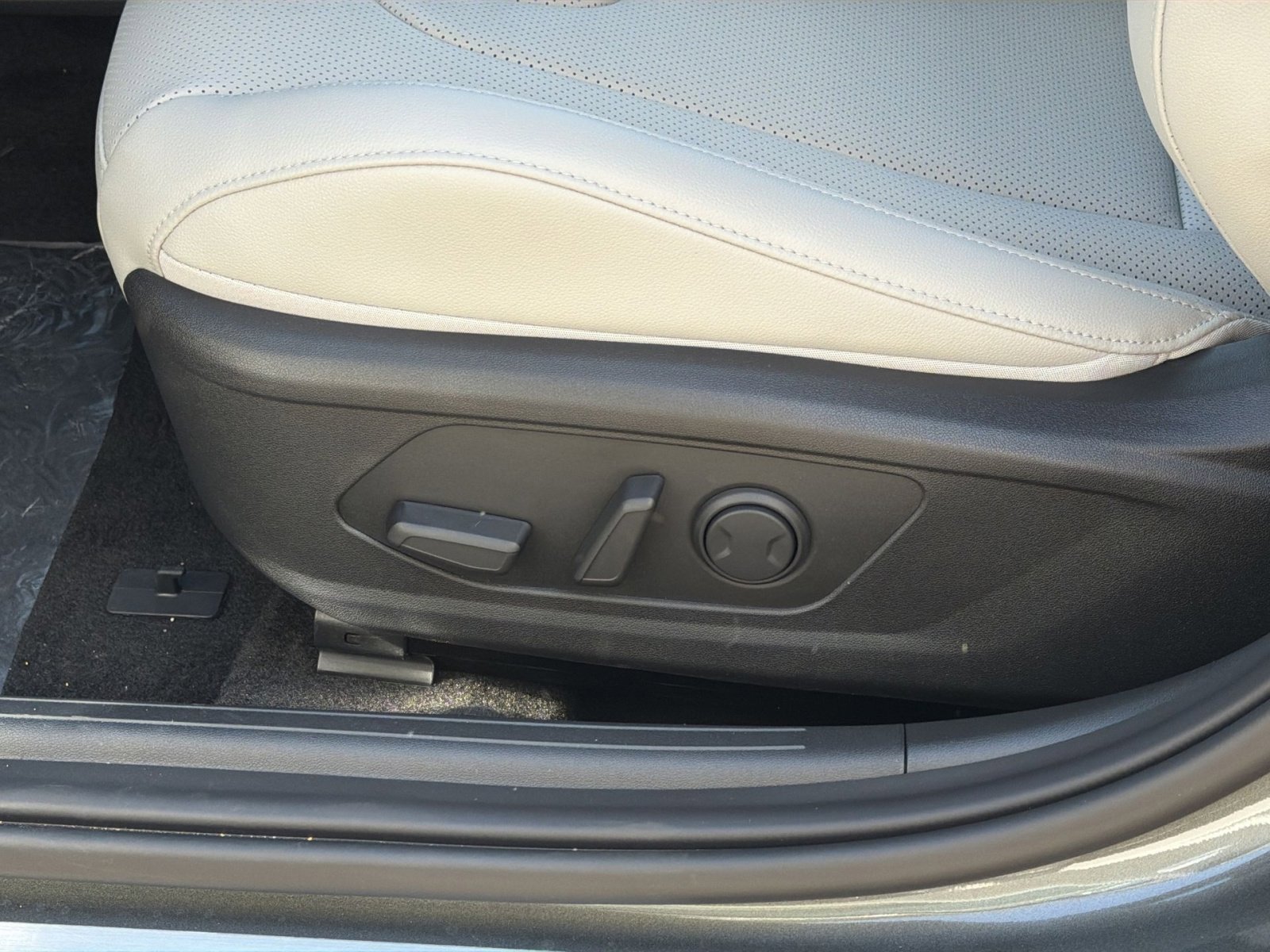 New 2026 Hyundai Elantra Limited FWD image 14