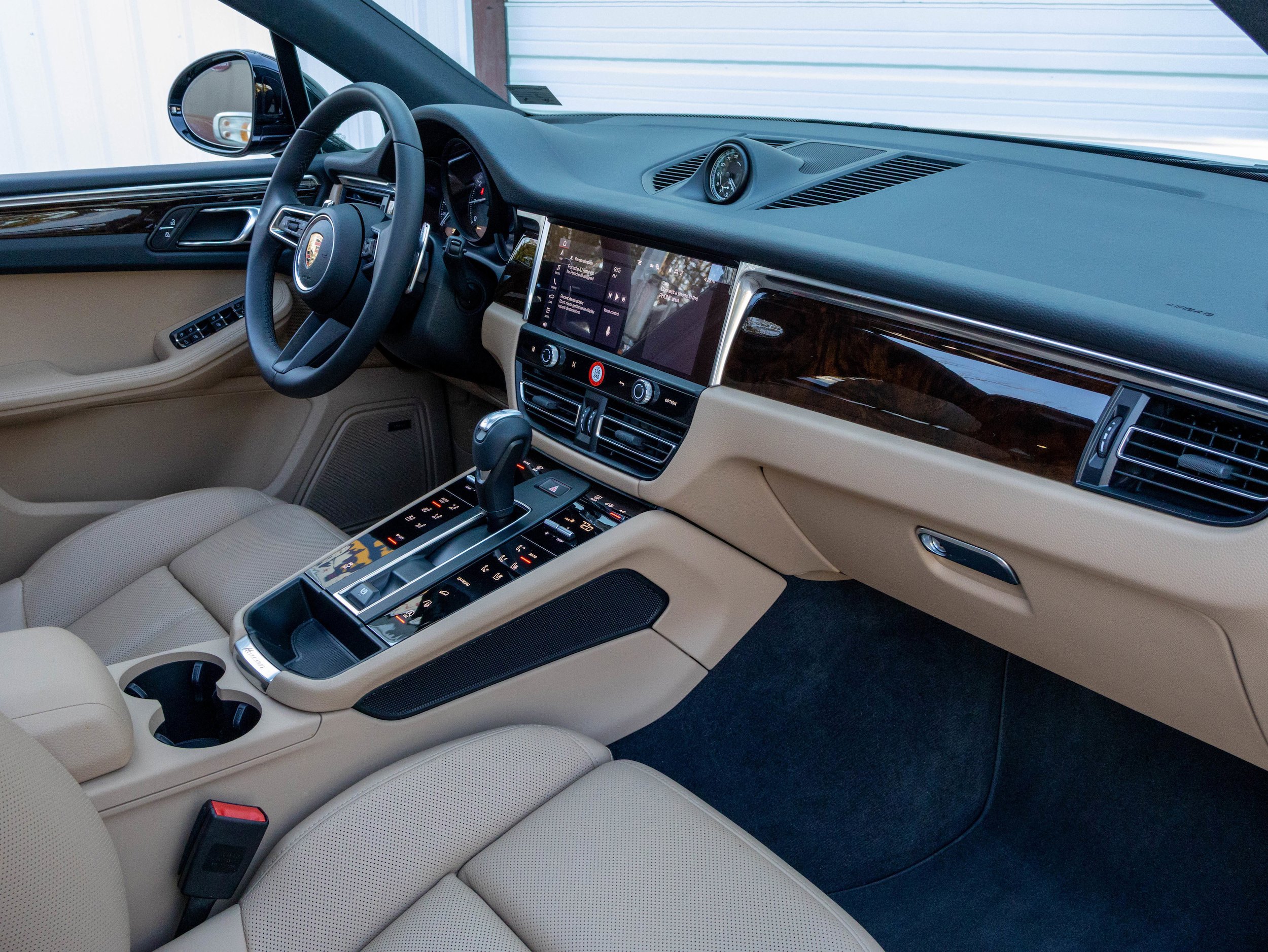 Certified 2025 Porsche Macan AWD/4WD image 26