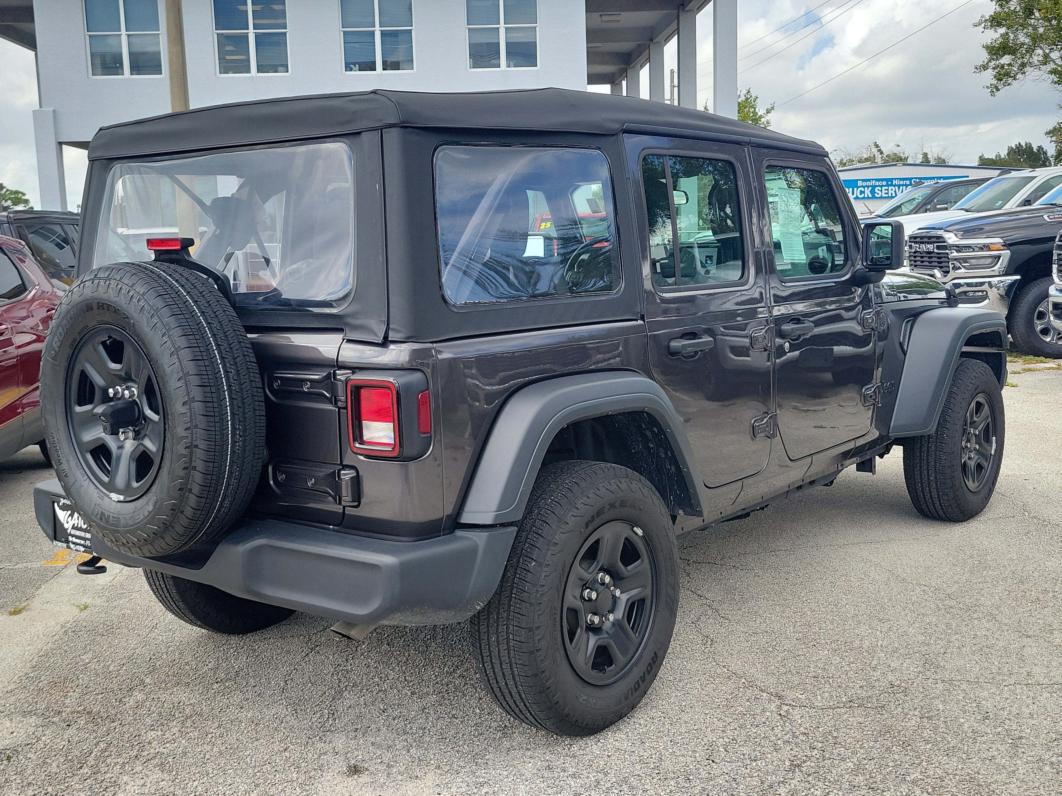 Used 2025 Jeep Wrangler Unlimited Sport AWD/4WD image 4