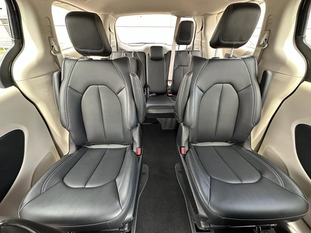 Used 2024 Chrysler Pacifica Select image 18