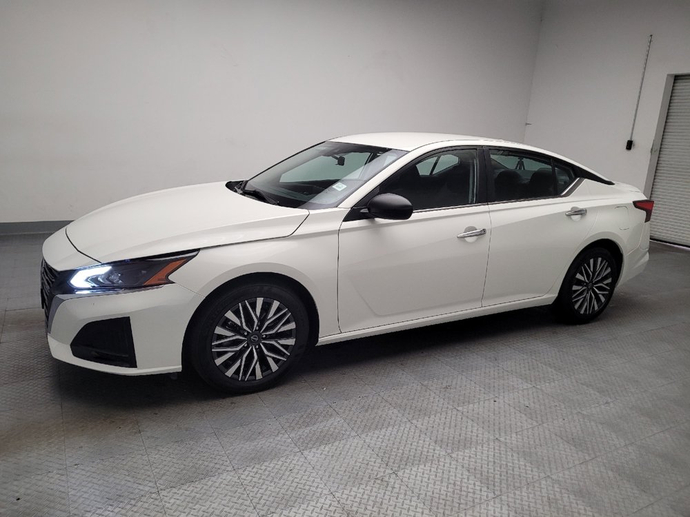 Used 2025 Nissan Altima 2.5 SV FWD image 2