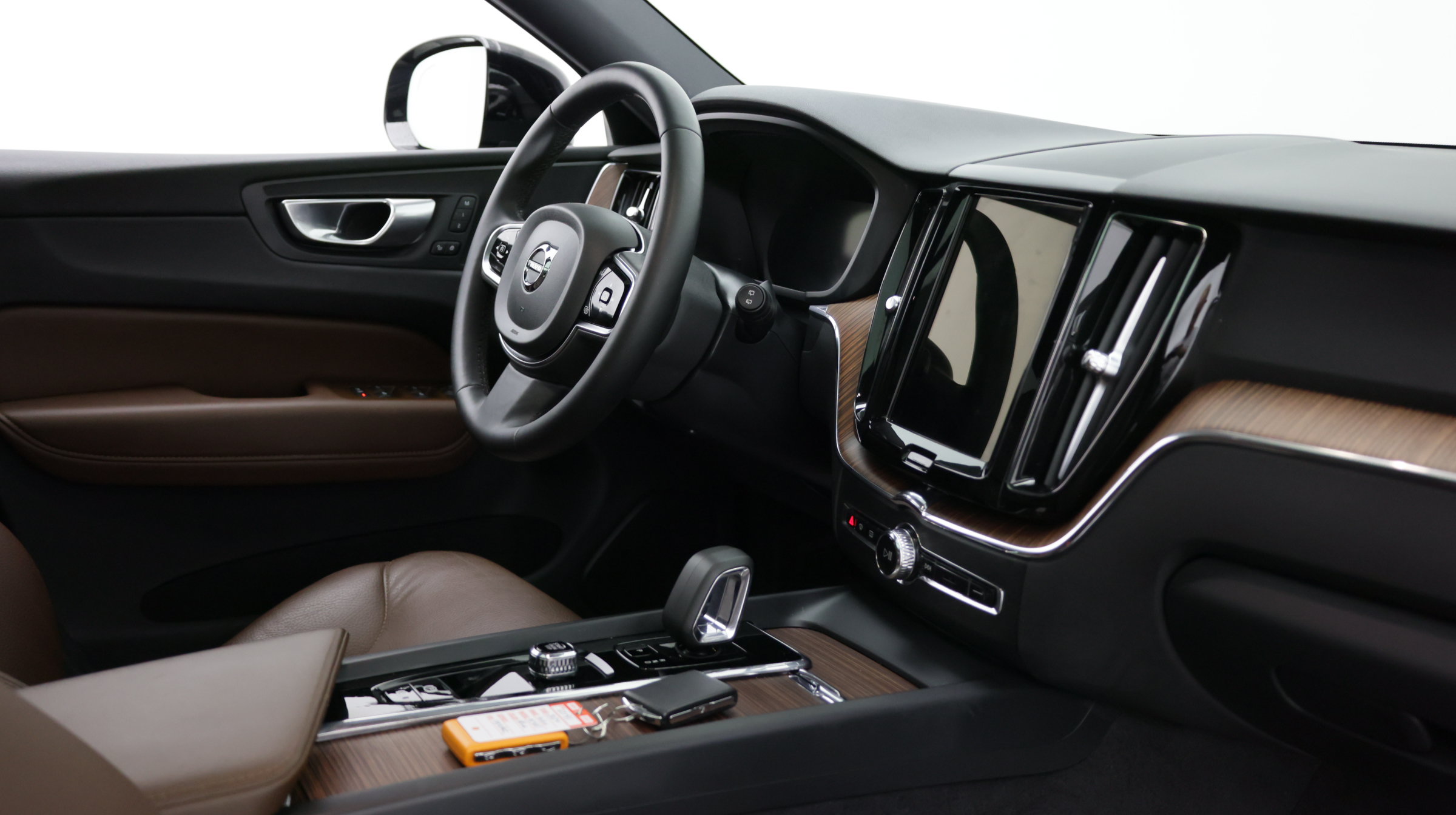 Used 2024 Volvo XC60 B5 Plus AWD/4WD image 34