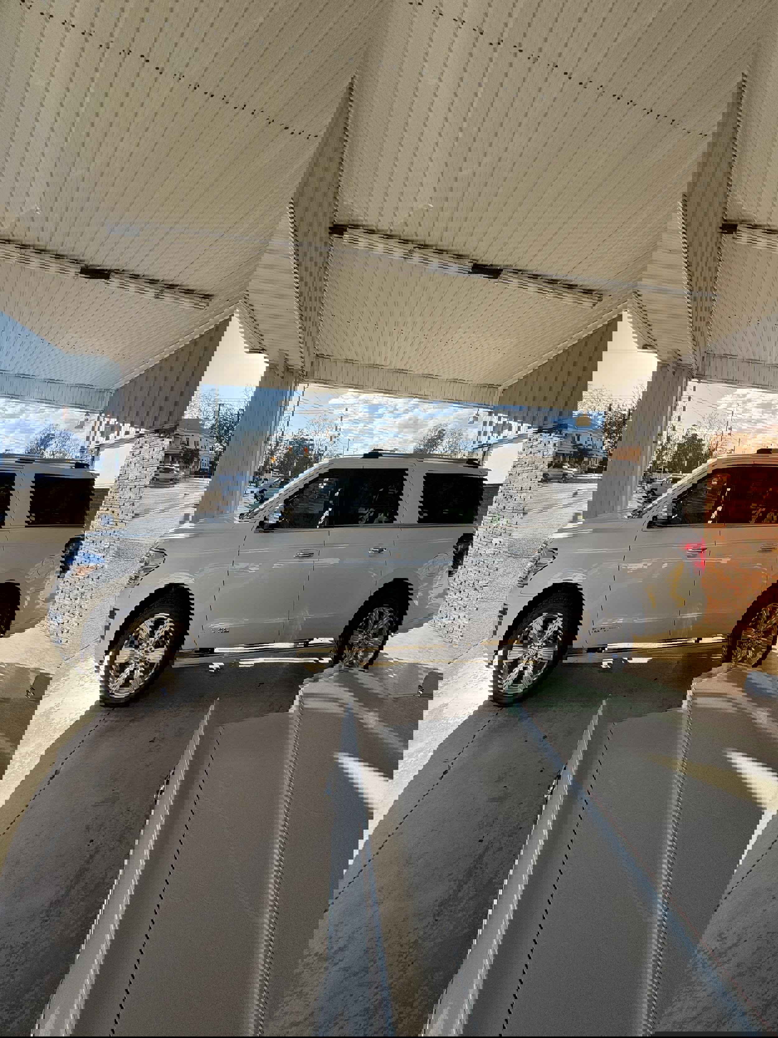 Used 2024 Ford Expedition Max Platinum AWD/4WD image 2