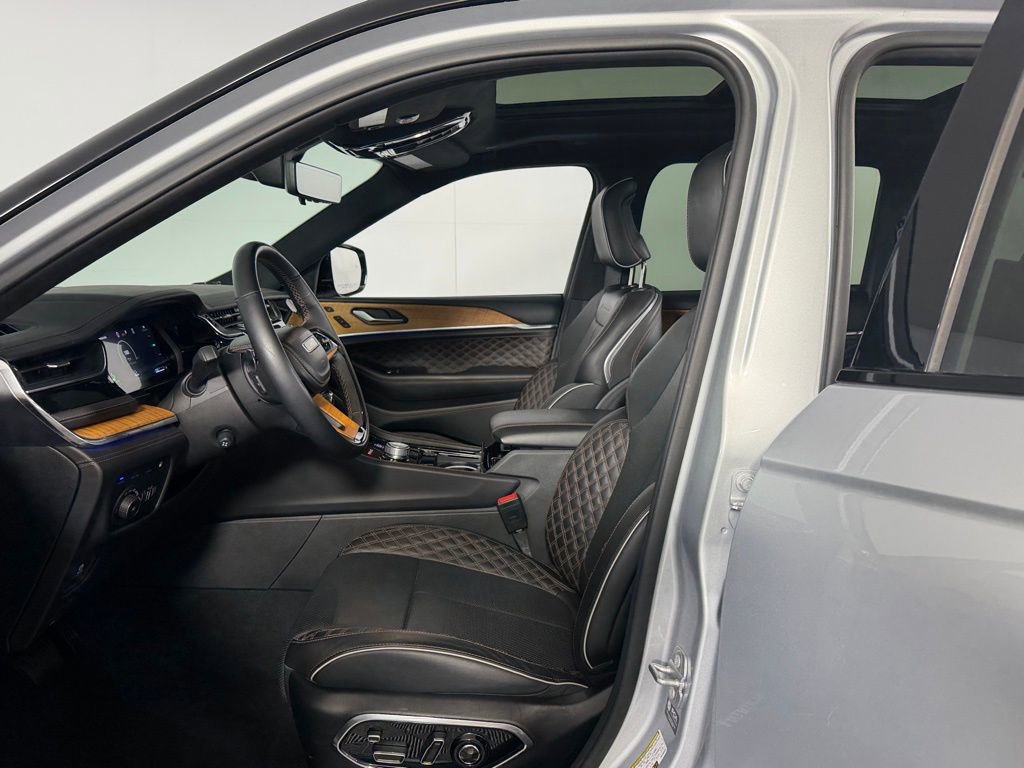 Used 2023 Jeep Grand Cherokee Summit image 23