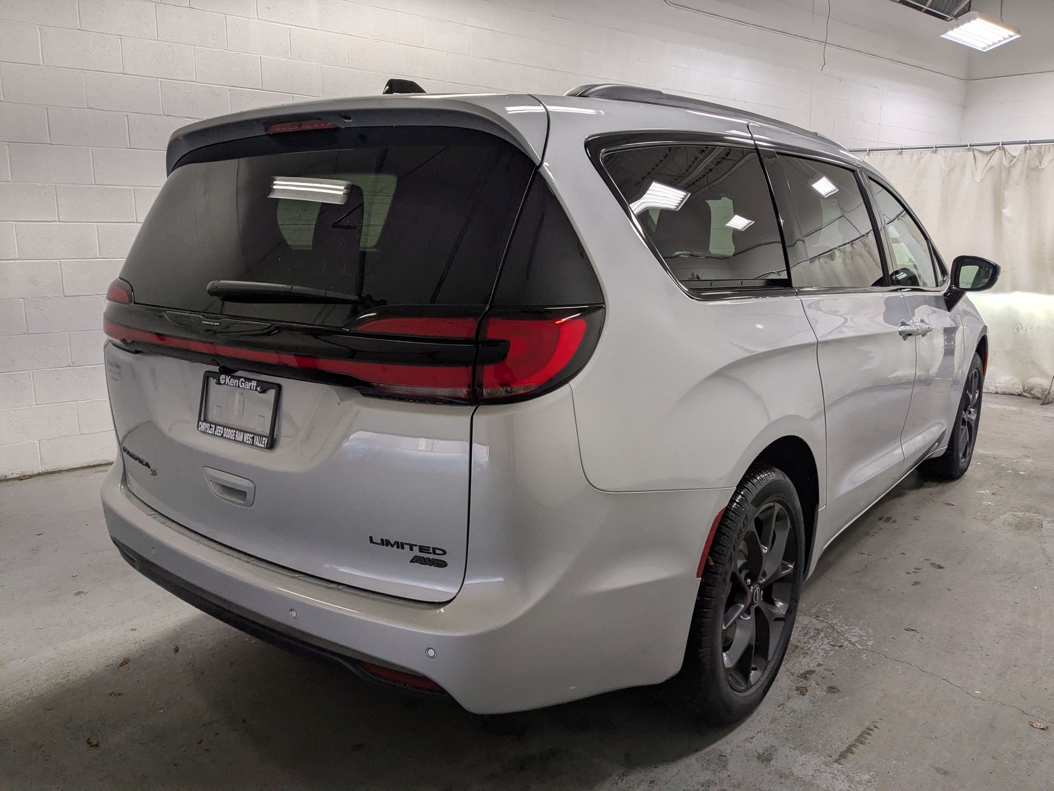 New 2026 Chrysler Pacifica Limited w/ S Appearance Package AWD/4WD image 5