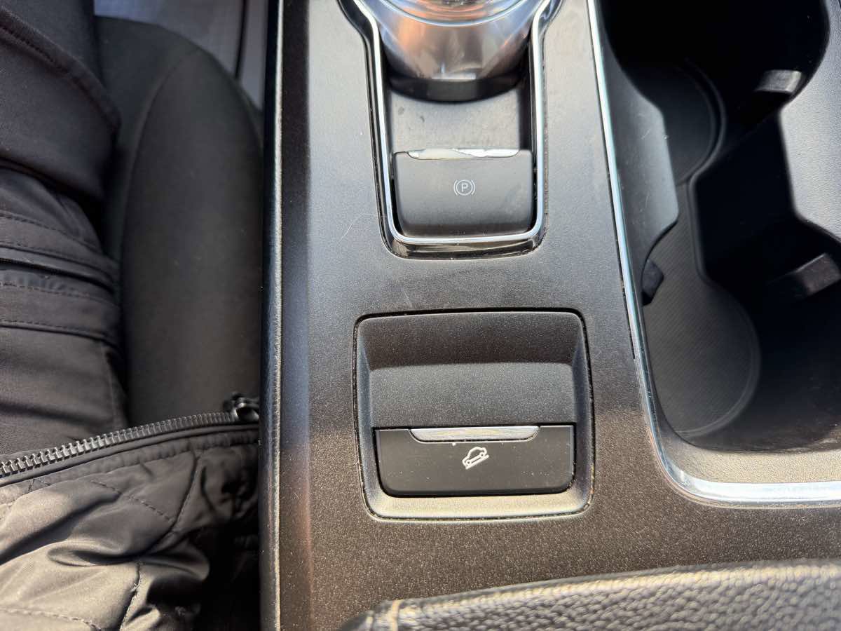 Used 2018 Ford Fusion SE w/ Fusion SE Technology Package image 37