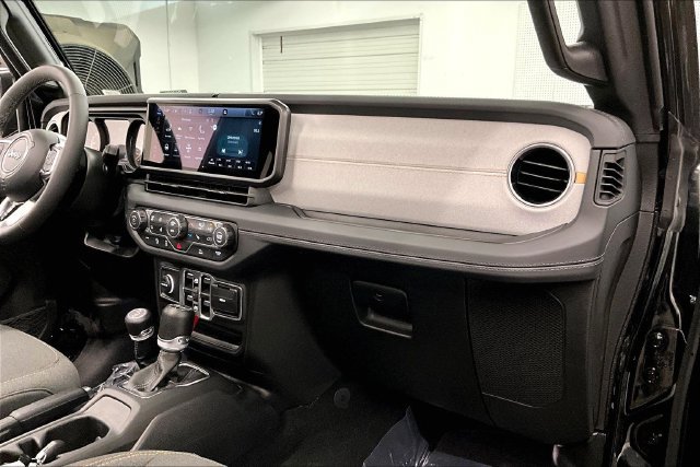 Used 2026 Jeep Wrangler Unlimited Sahara AWD/4WD image 20