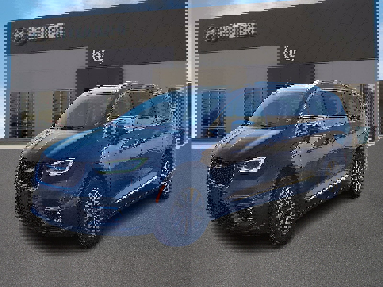 Used 2021 Chrysler Pacifica Limited w/ Uconnect Theater Family Group image 7