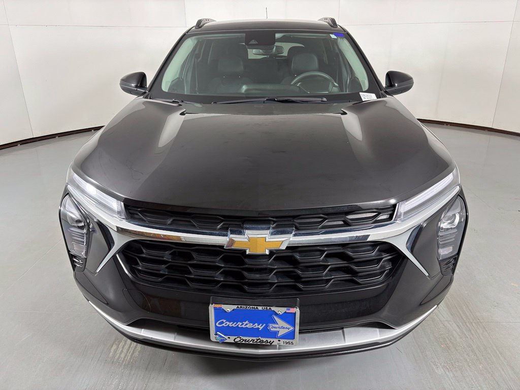 Used 2025 Chevrolet Trax LT FWD image 3