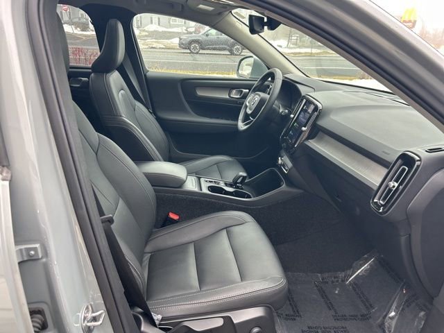 Certified 2025 Volvo XC40 B5 Core image 15