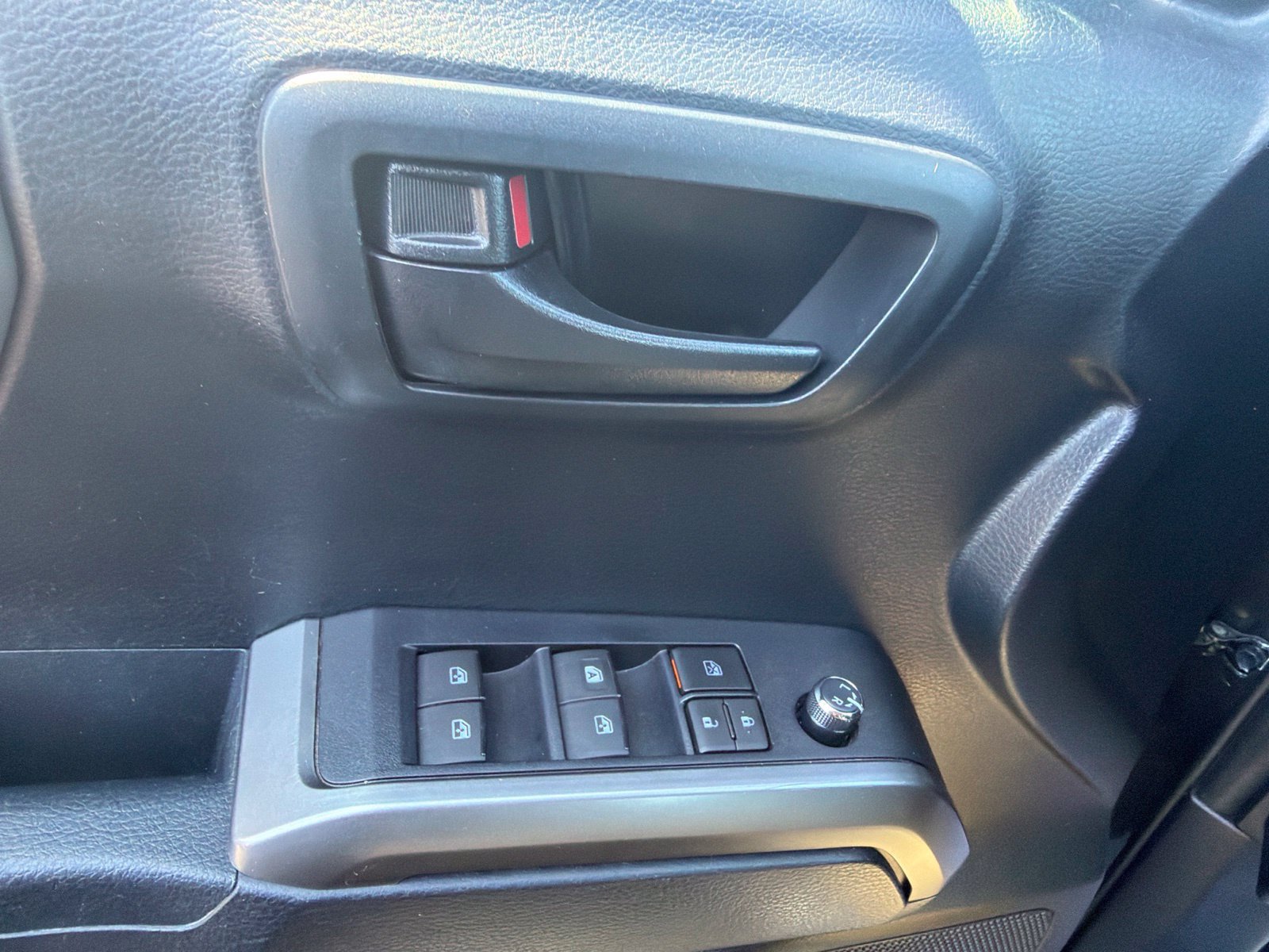 Used 2018 Toyota Tacoma SR5 AWD/4WD image 19