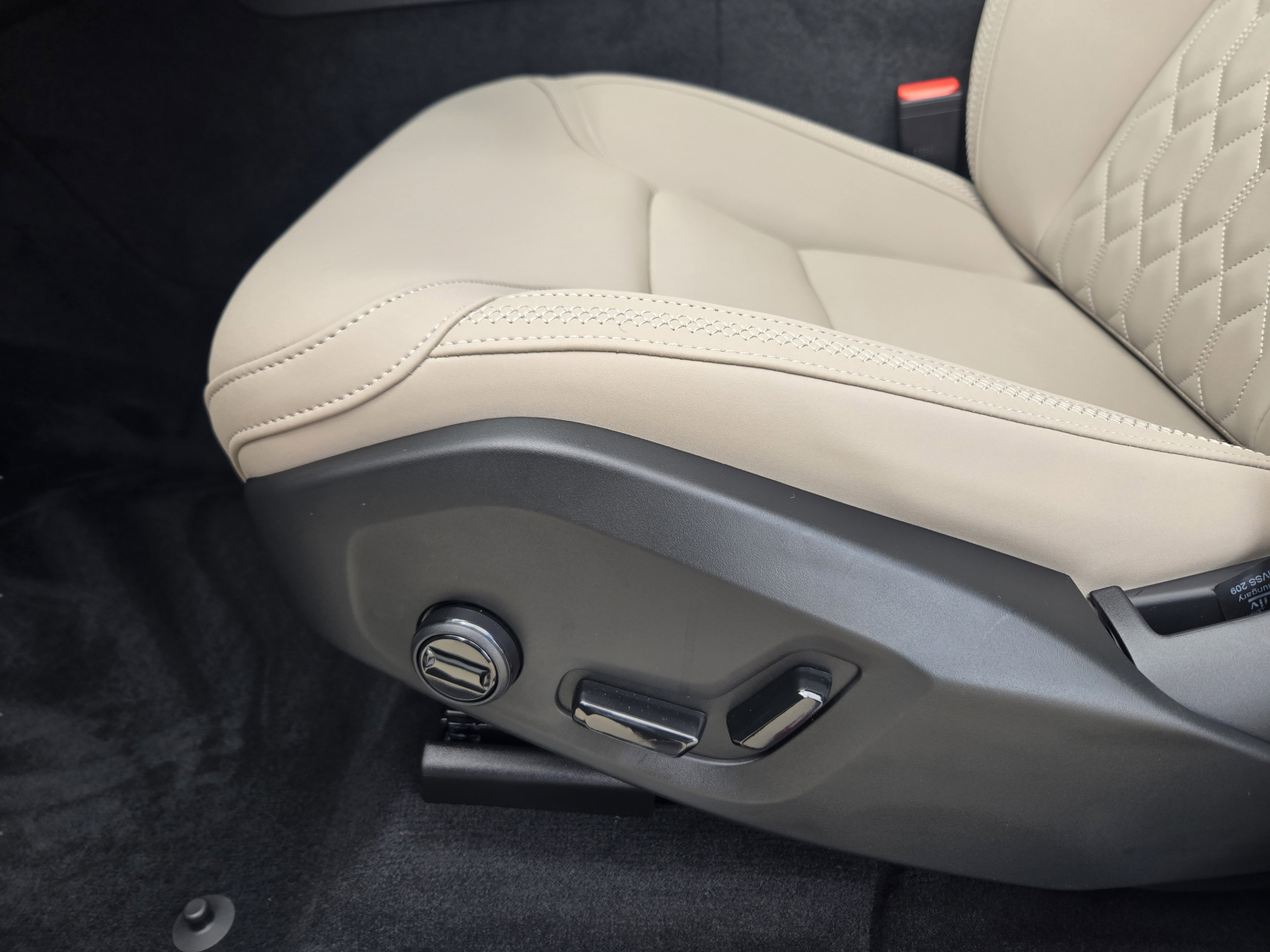 New 2026 Volvo XC60 B5 Plus w/ Protection Package Premier AWD/4WD image 20