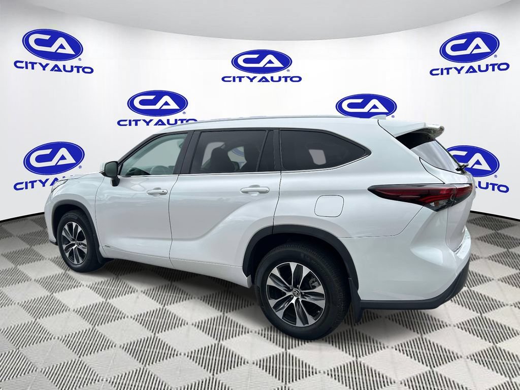 Used 2024 Toyota Highlander XLE AWD/4WD image 5