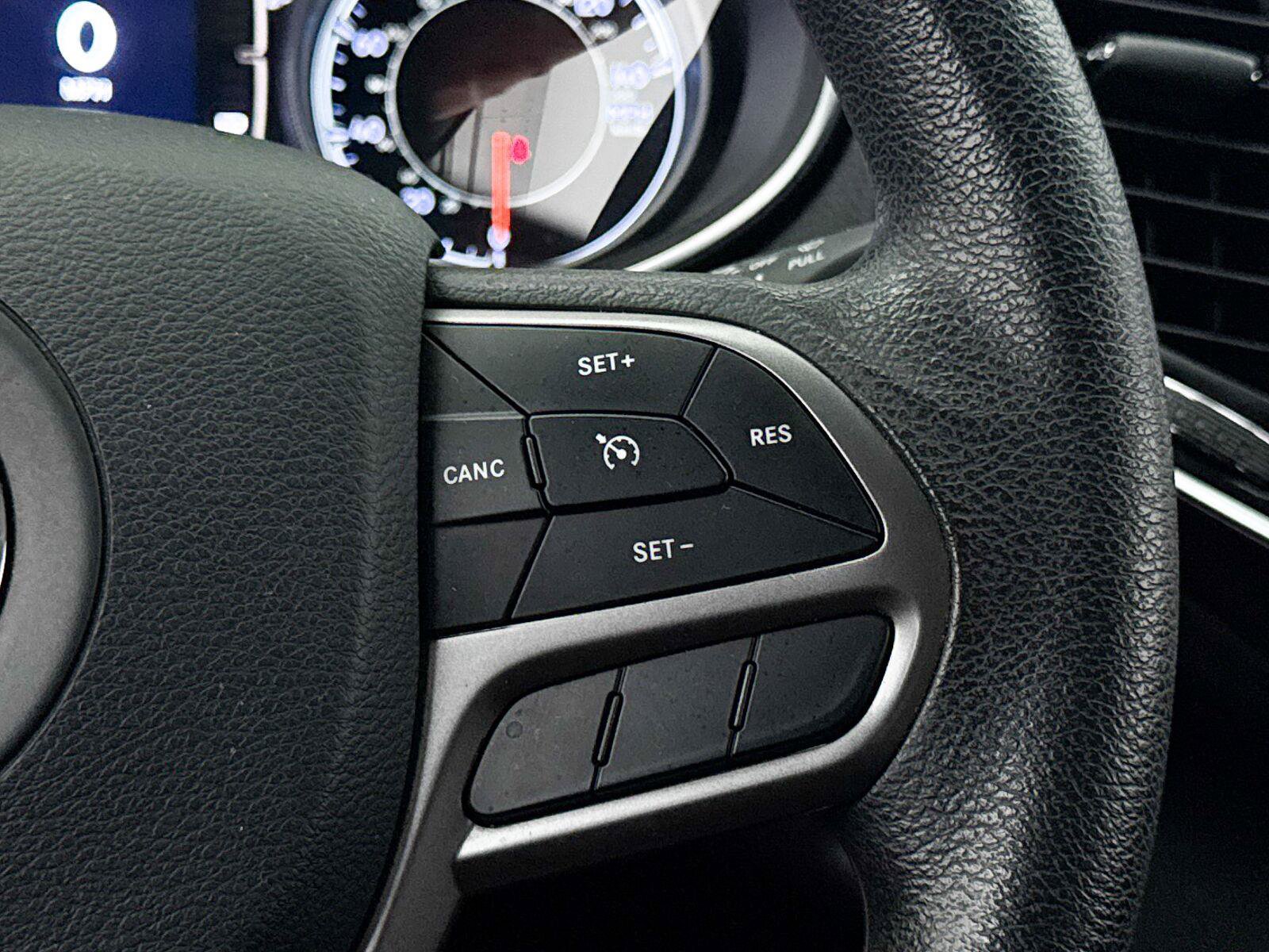 Used 2019 Jeep Cherokee Latitude w/ Popular Appearance Group FWD image 32