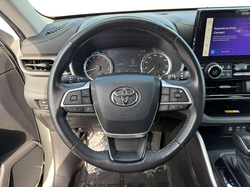 Used 2023 Toyota Highlander XLE AWD/4WD image 12