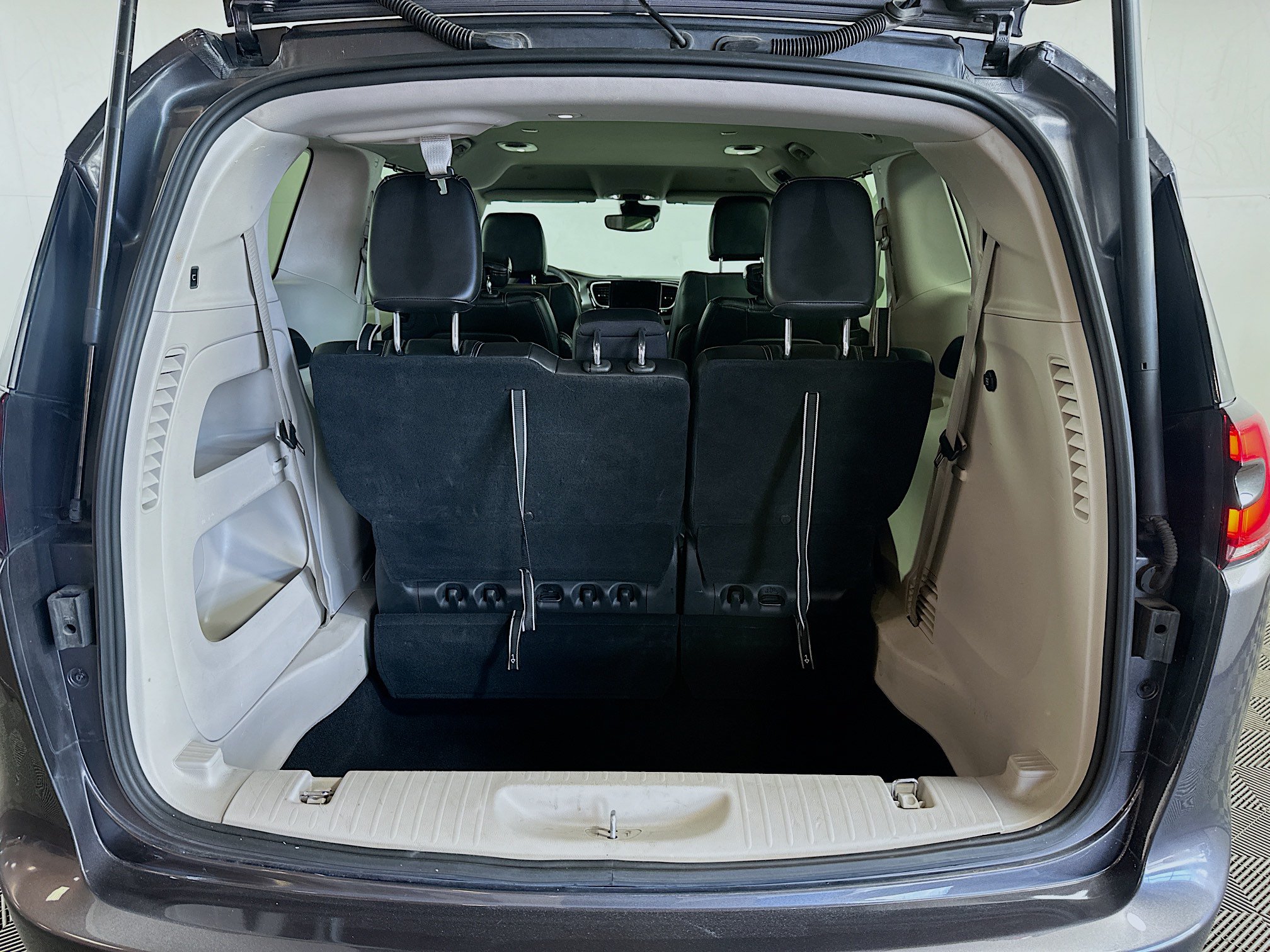 Used 2023 Chrysler Pacifica Touring-L FWD image 24