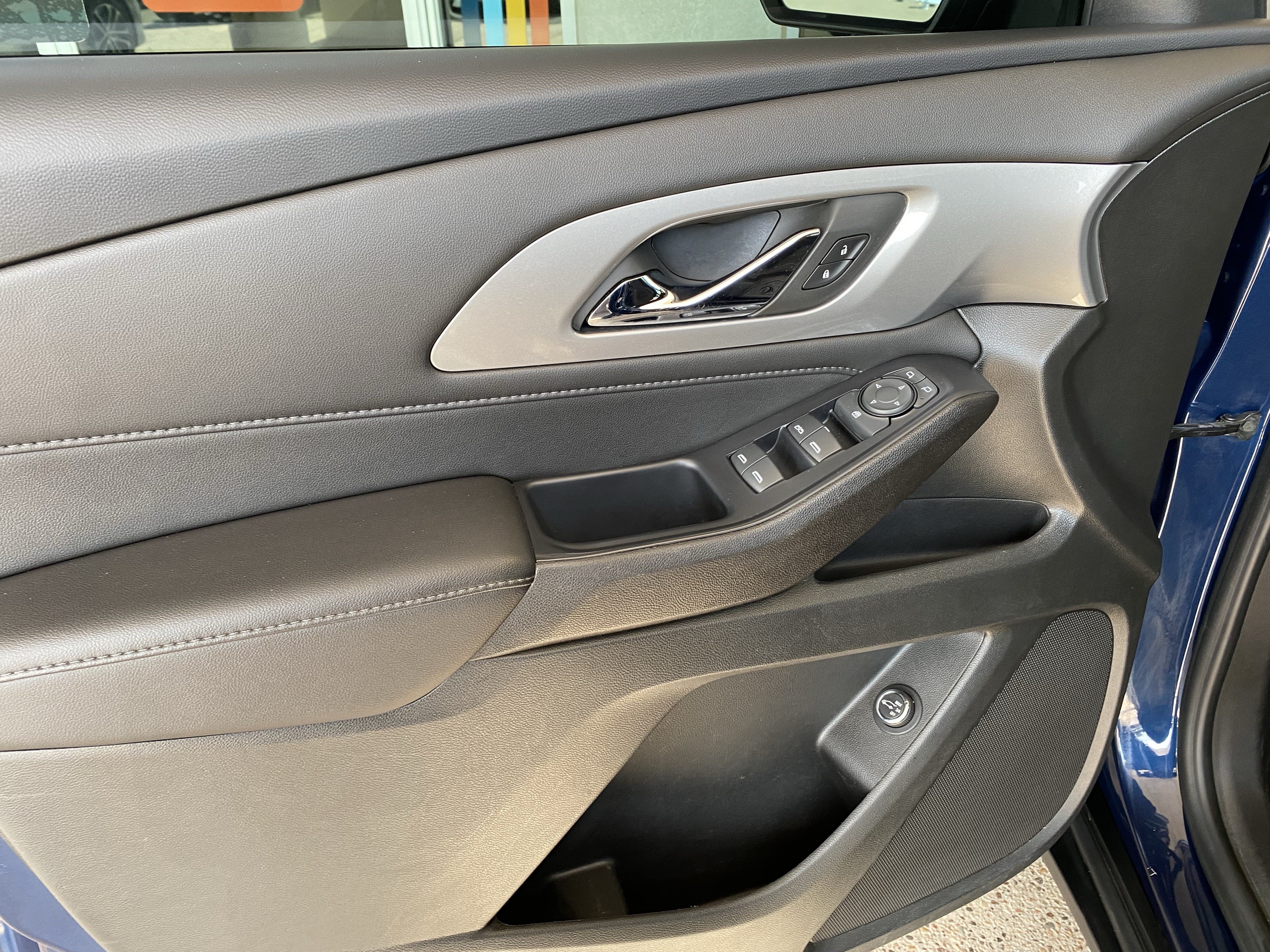 Used 2022 Chevrolet Traverse LT FWD image 11