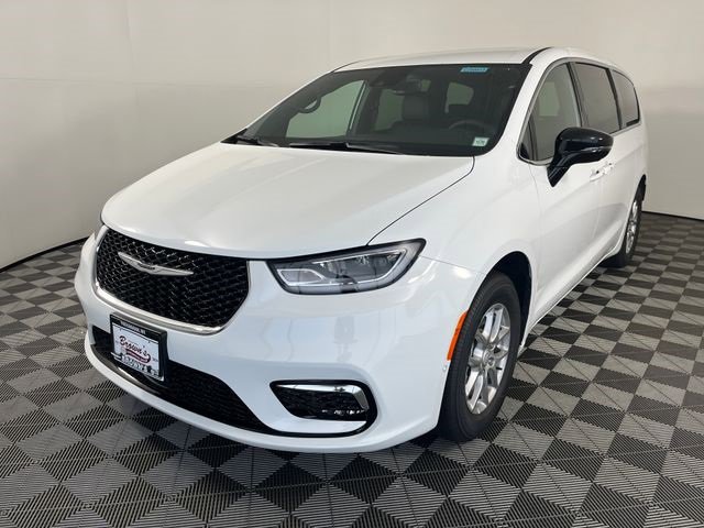 New 2025 Chrysler Pacifica Select image 5