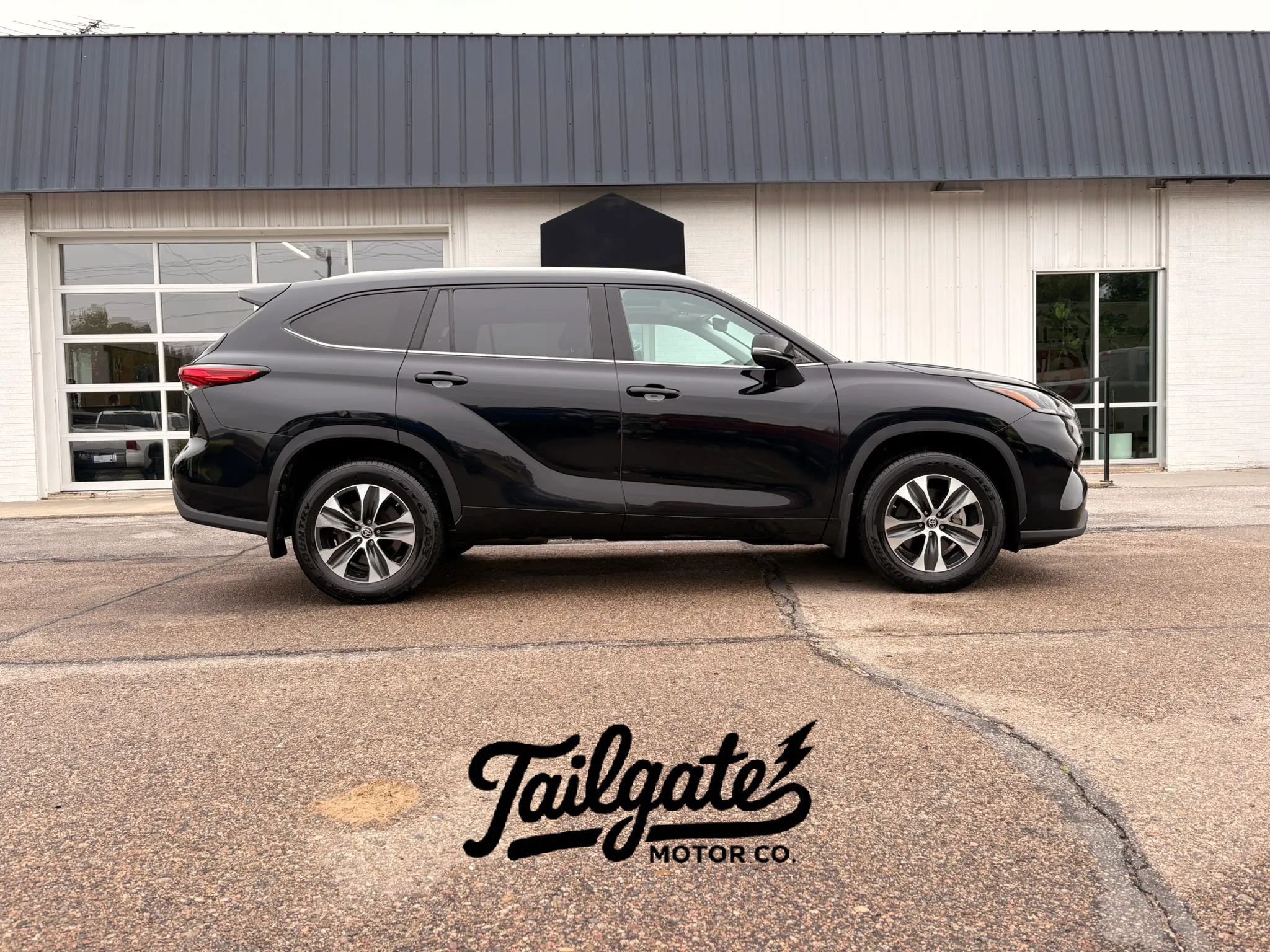 Used 2021 Toyota Highlander XLE AWD/4WD video 1