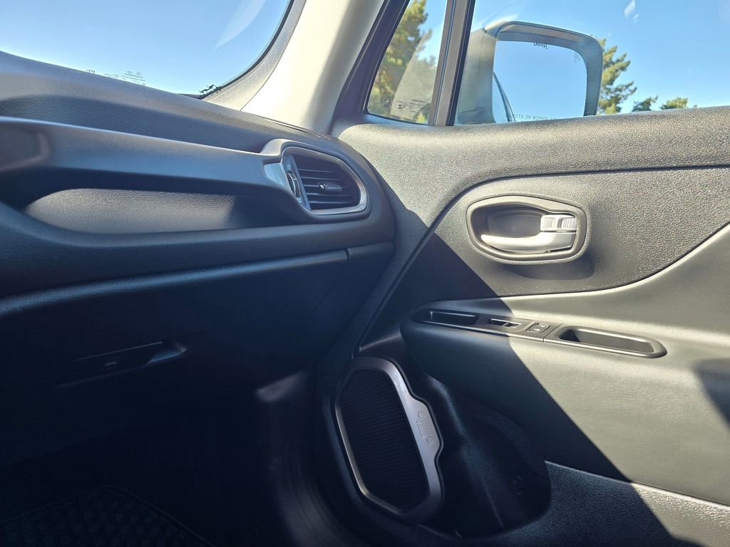 Used 2023 Jeep Renegade Latitude w/ Sun/Sound Group AWD/4WD image 30