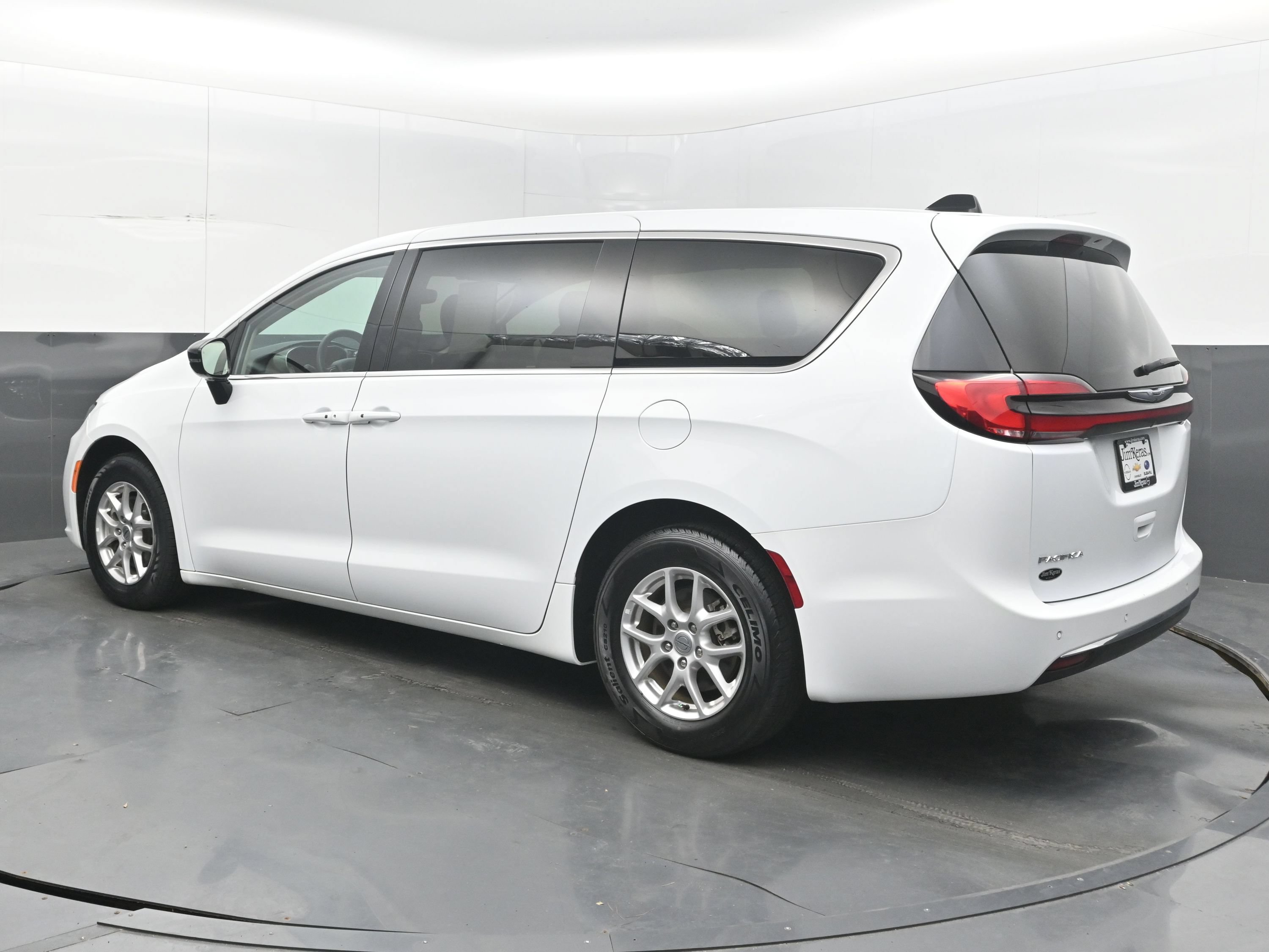 Used 2024 Chrysler Pacifica Touring-L FWD image 6