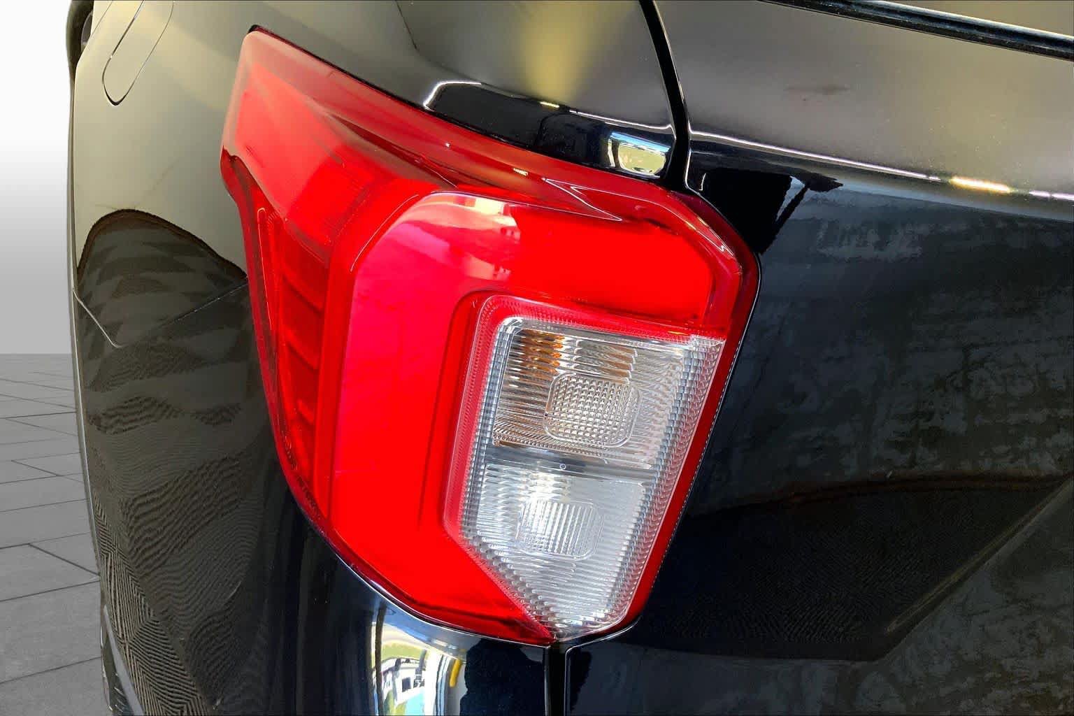 Used 2022 Ford Explorer XLT w/ Equipment Group 202A AWD/4WD image 28