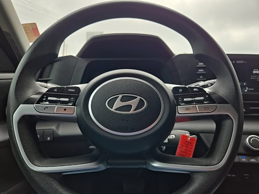 Used 2025 Hyundai Elantra SE FWD image 38