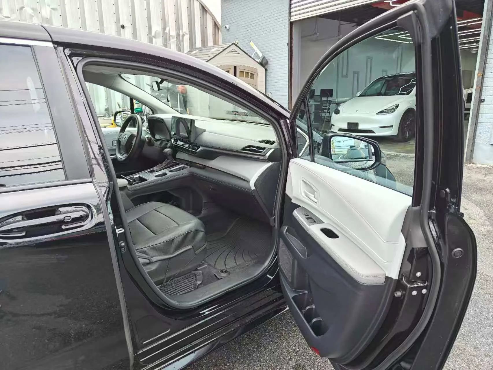 Used 2025 Toyota Sienna LE image 5