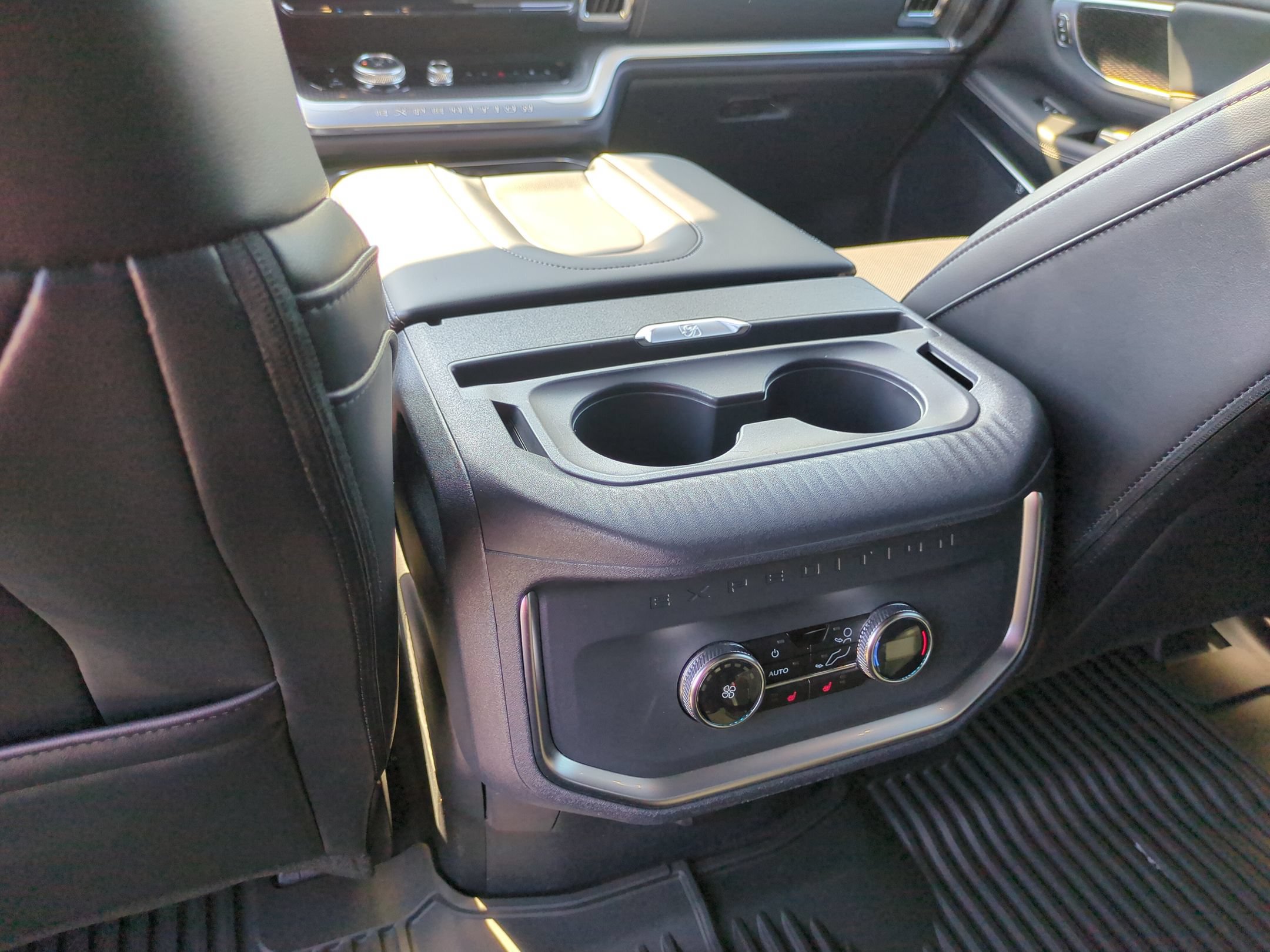 Certified 2025 Ford Expedition Platinum w/ Stealth Performance Package AWD/4WD image 32