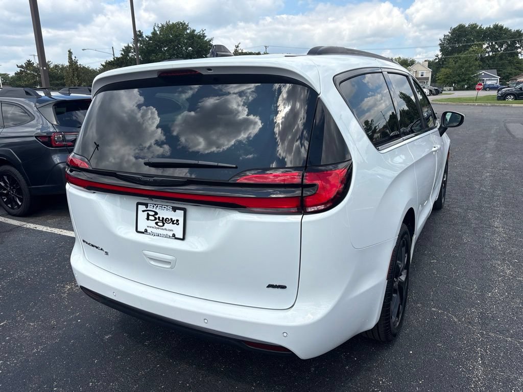 Used 2023 Chrysler Pacifica Touring-L w/ S Appearance Package AWD/4WD image 3