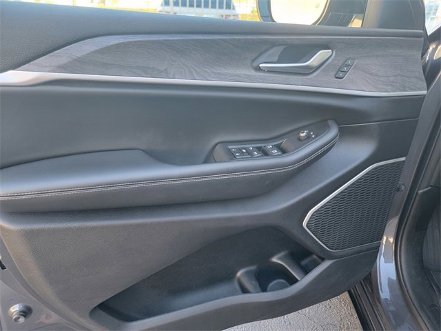 Used 2022 Jeep Grand Cherokee L Limited w/ Black Appearance Package image 10