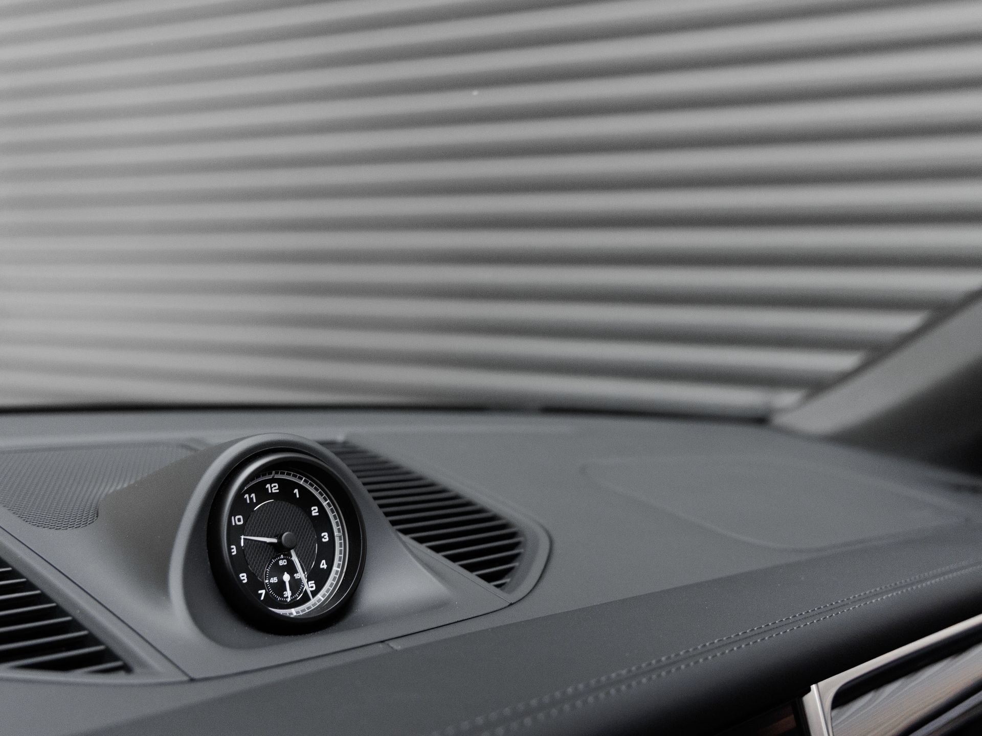 Certified 2025 Porsche Macan AWD/4WD image 20