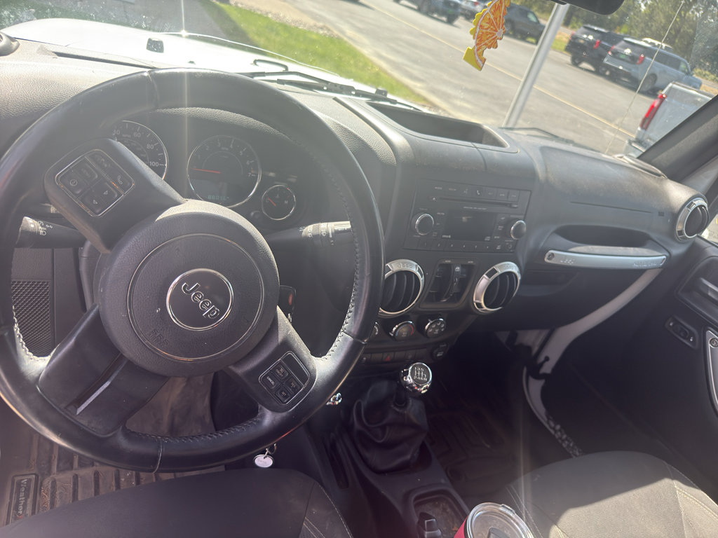 Used 2016 Jeep Wrangler Unlimited Sahara w/ Connectivity Group AWD/4WD image 8