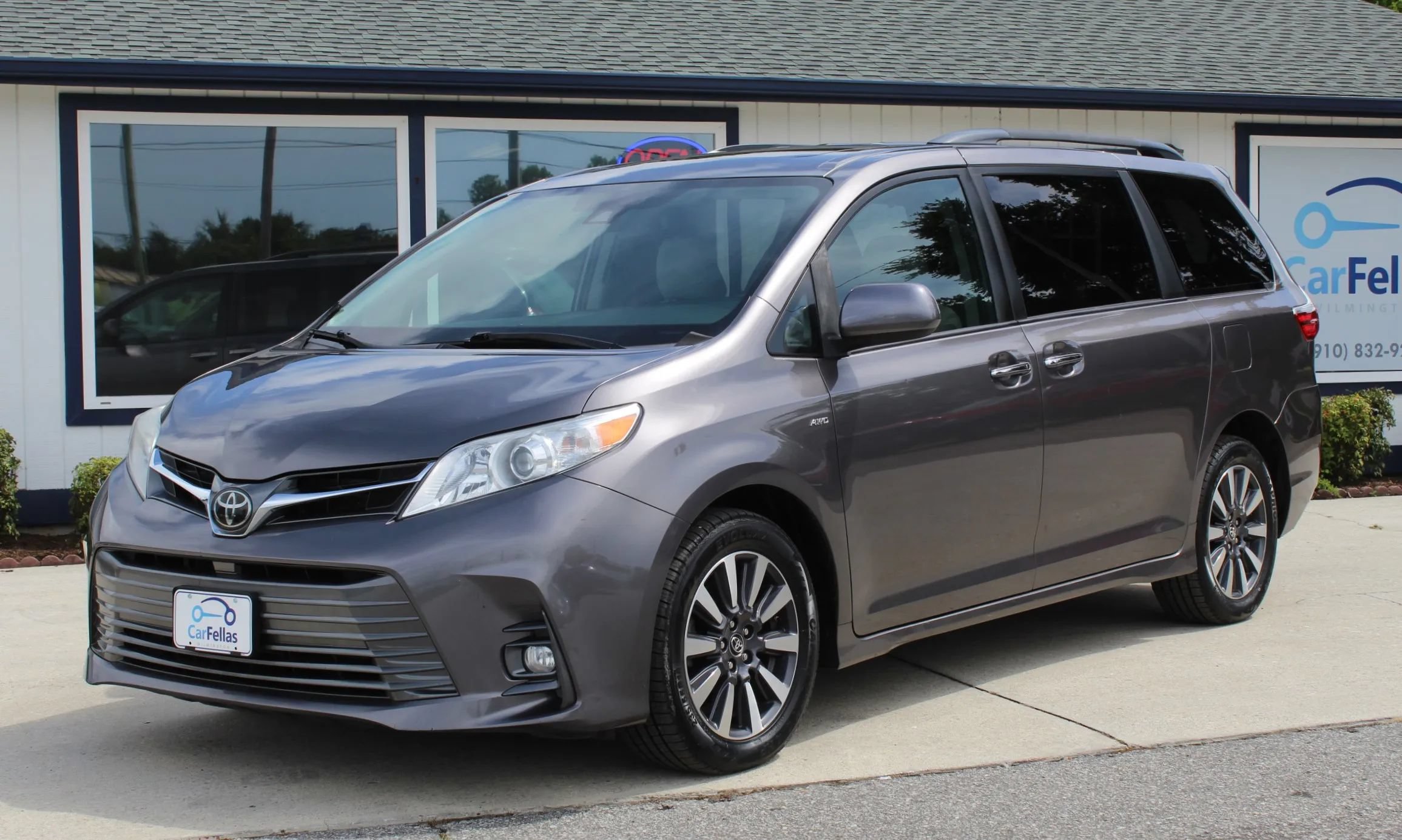 Used 2020 Toyota Sienna XLE AWD/4WD image 1