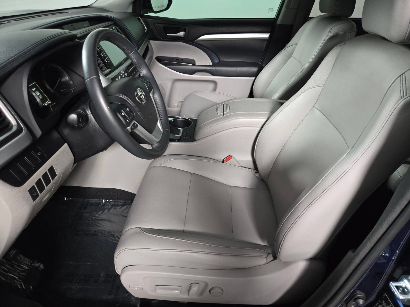 Used 2014 Toyota Highlander XLE FWD image 11
