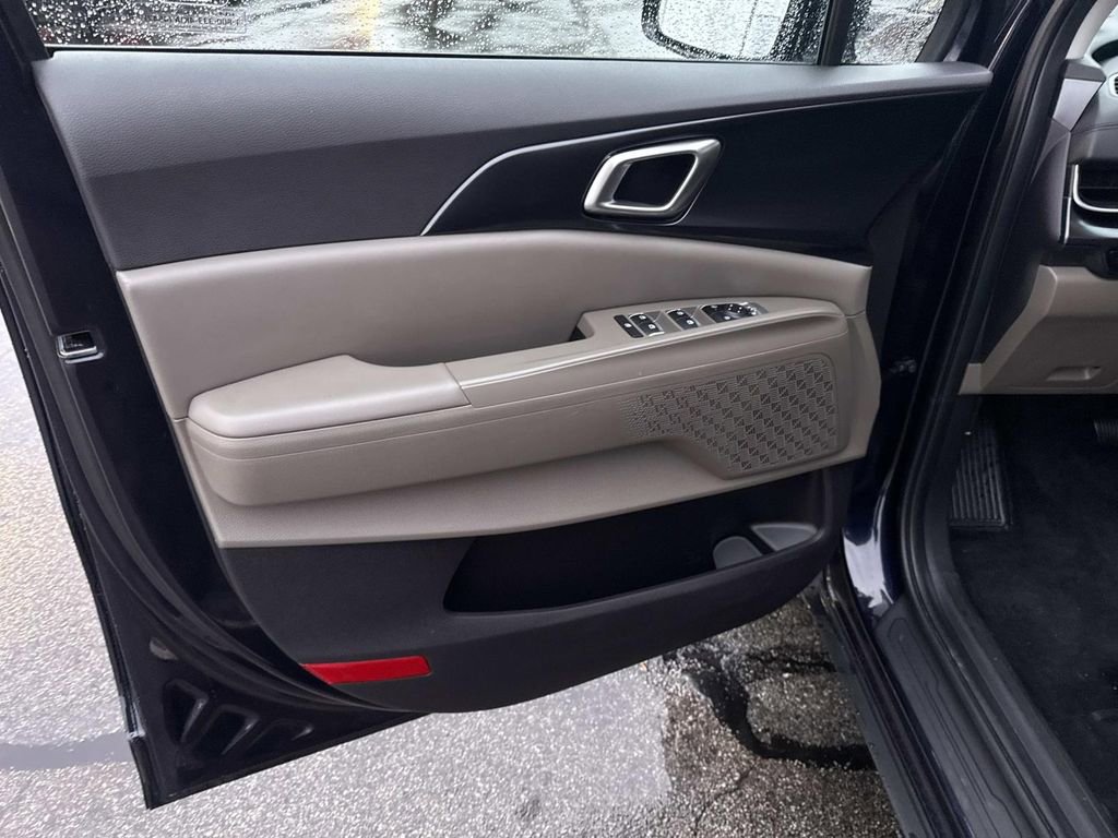 Used 2025 Kia Carnival image 16