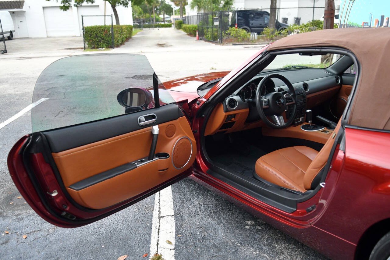 Used 2006 MAZDA MX-5 Miata Grand Touring w/ Premium Pkg RWD image 16