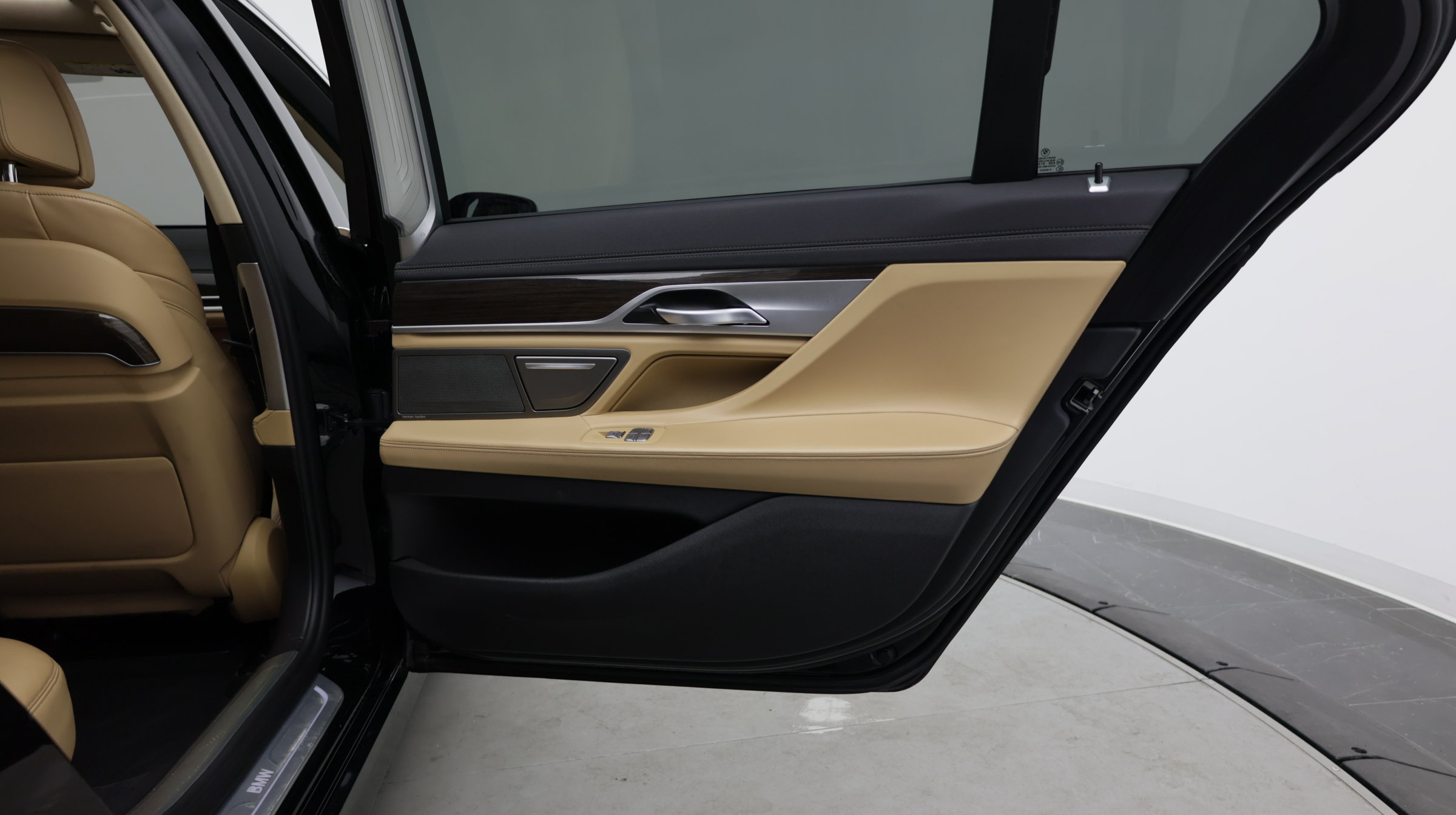 Used 2022 BMW 740i w/ Premium Package RWD image 39