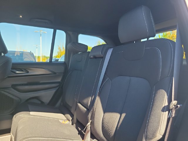 Used 2025 Jeep Grand Cherokee Laredo RWD image 10