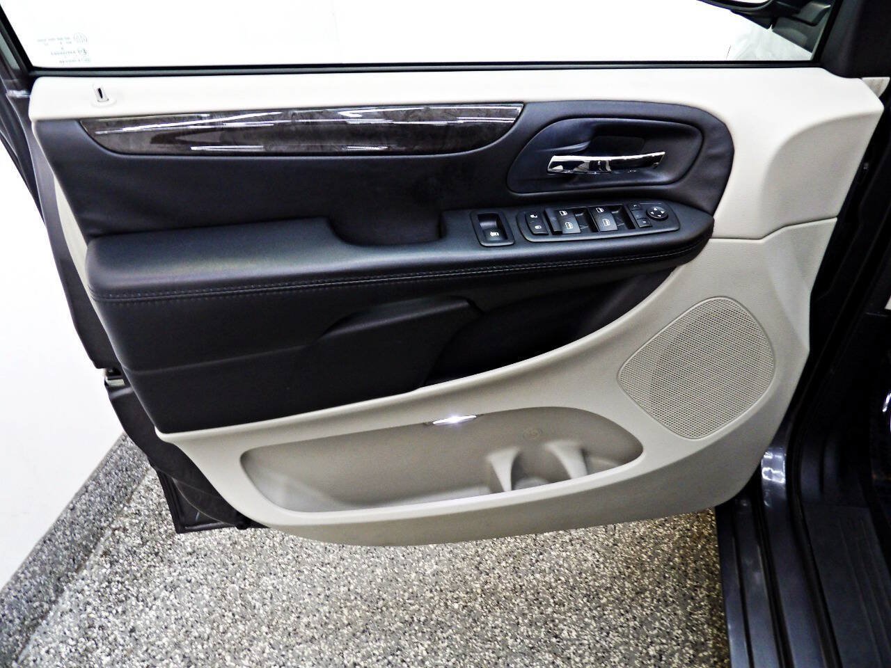 Used 2018 Dodge Grand Caravan SE w/ UConnect Hands-Free Group FWD image 7