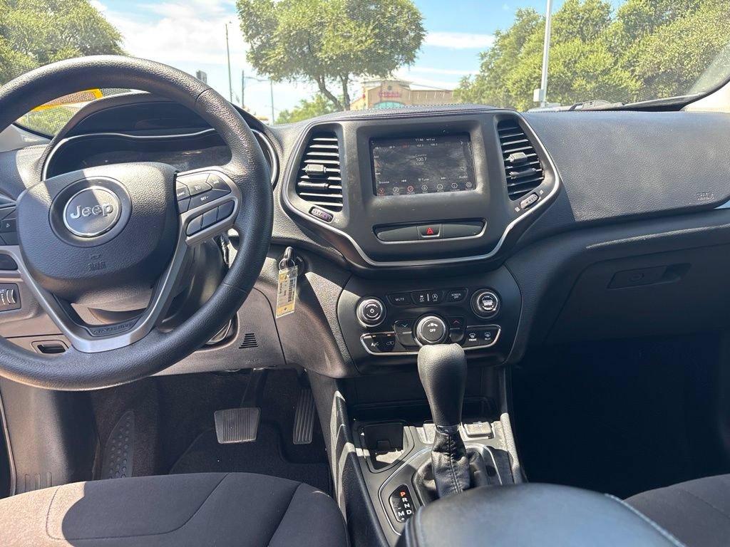 Used 2019 Jeep Cherokee Latitude w/ Popular Appearance Group FWD image 16